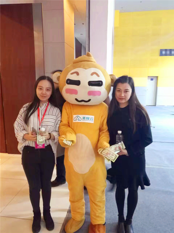 參會嘉賓與美猴云玩偶悠嘻猴歡樂合影
