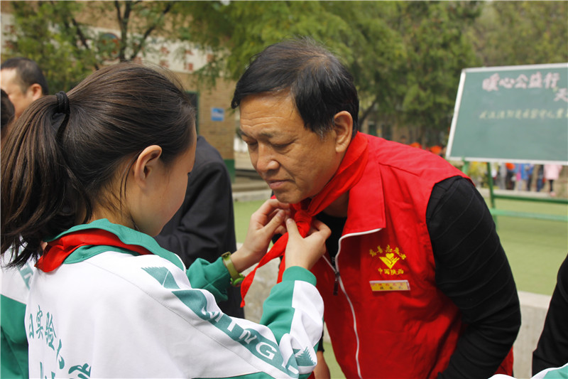 明日實驗小學(xué)少先隊員為大美涇陽公益組織領(lǐng)導(dǎo)佩戴紅領(lǐng)巾