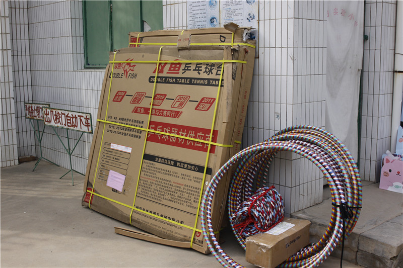 天互數(shù)據(jù)向涇陽縣安吳鎮(zhèn)明日實驗小學(xué)捐贈的學(xué)習(xí)體育用品及暖心大禮包