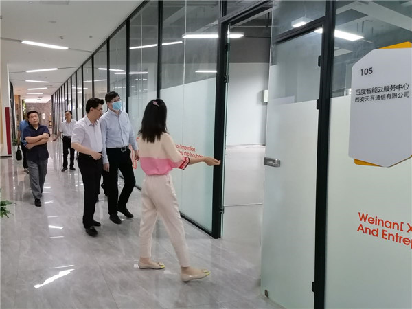 陜西省科技廳領(lǐng)導一行參觀百度智能云陜西服務(wù)中心AI展廳